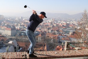 Klicken Sie hier, um das große Bild anzusehen: Markus Brier schlägt vom Schloßberg in Graz ab; Bildquelle: GEPA pictures/Murhof
