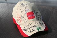 Klicken Sie hier, um das große Bild anzusehen: Kappe mit Autogrammen - American Express Championshp; Bildquelle: golf-treff.at