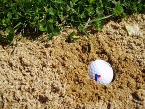 Klicken Sie hier, um das große Bild anzusehen: Eingebohrter Ball im Sandbunker; Bildquelle: golf-treff.at