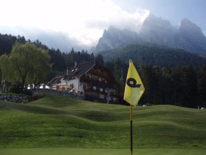 Klicken Sie hier, um das große Bild anzusehen: Golfclub Kastelruth Seiseralm; Bildquelle: www.golf-treff.at