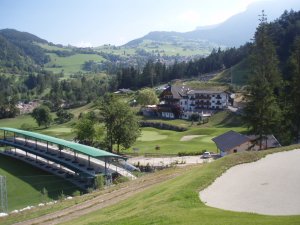 Klicken Sie hier, um das große Bild anzusehen: Golfclub Kastelruth Seiseralm; Bildquelle: www.golf-treff.at