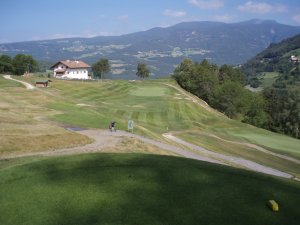 Klicken Sie hier, um das große Bild anzusehen: Golfclub Kastelruth Seiseralm; Bildquelle: www.golf-treff.at