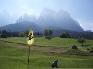 Klicken Sie hier, um das große Bild anzusehen: Golfclub Kastelruth Seiseralm; Bildquelle: www.golf-treff.at