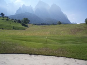 Klicken Sie hier, um das große Bild anzusehen: Golfclub Kastelruth Seiseralm; Bildquelle: www.golf-treff.at