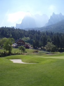 Klicken Sie hier, um das große Bild anzusehen: Golfclub Kastelruth Seiseralm; Bildquelle: www.golf-treff.at
