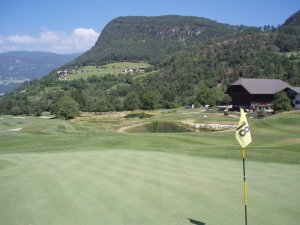 Klicken Sie hier, um das große Bild anzusehen: Golfclub Kastelruth Seiseralm; Bildquelle: www.golf-treff.at