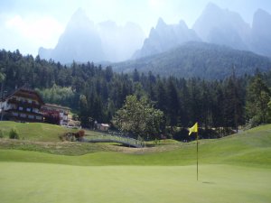 Klicken Sie hier, um das große Bild anzusehen: Golfclub Kastelruth Seiseralm; Bildquelle: www.golf-treff.at