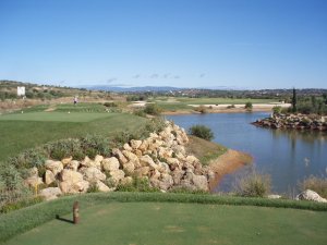 Klicken Sie hier, um das große Bild anzusehen: Amendoeira Golf Faldo Course; Bildquelle: www.golf-treff.at