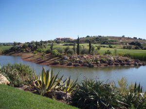 Klicken Sie hier, um das große Bild anzusehen: Amendoeira Golf Faldo Course; Bildquelle: www.golf-treff.at