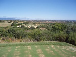 Klicken Sie hier, um das große Bild anzusehen: Amendoeira Golf Faldo Course; Bildquelle: www.golf-treff.at