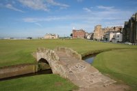 Klicken Sie hier, um das große Bild anzusehen: St. Andrews Old Course Swilcan Bridge; Bildquelle: www.golf-treff.at